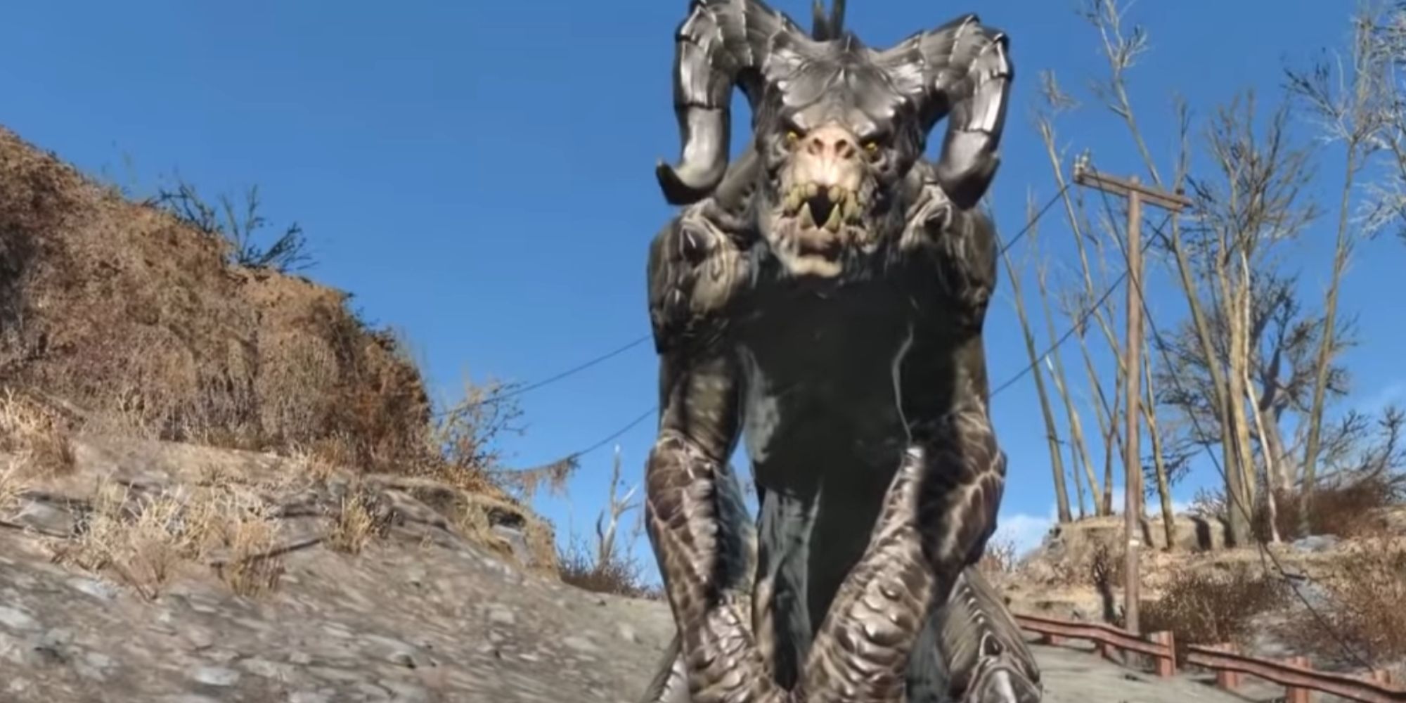 Fallout 4 Deathclaw ایستاده و به بازیکن نگاه می کند