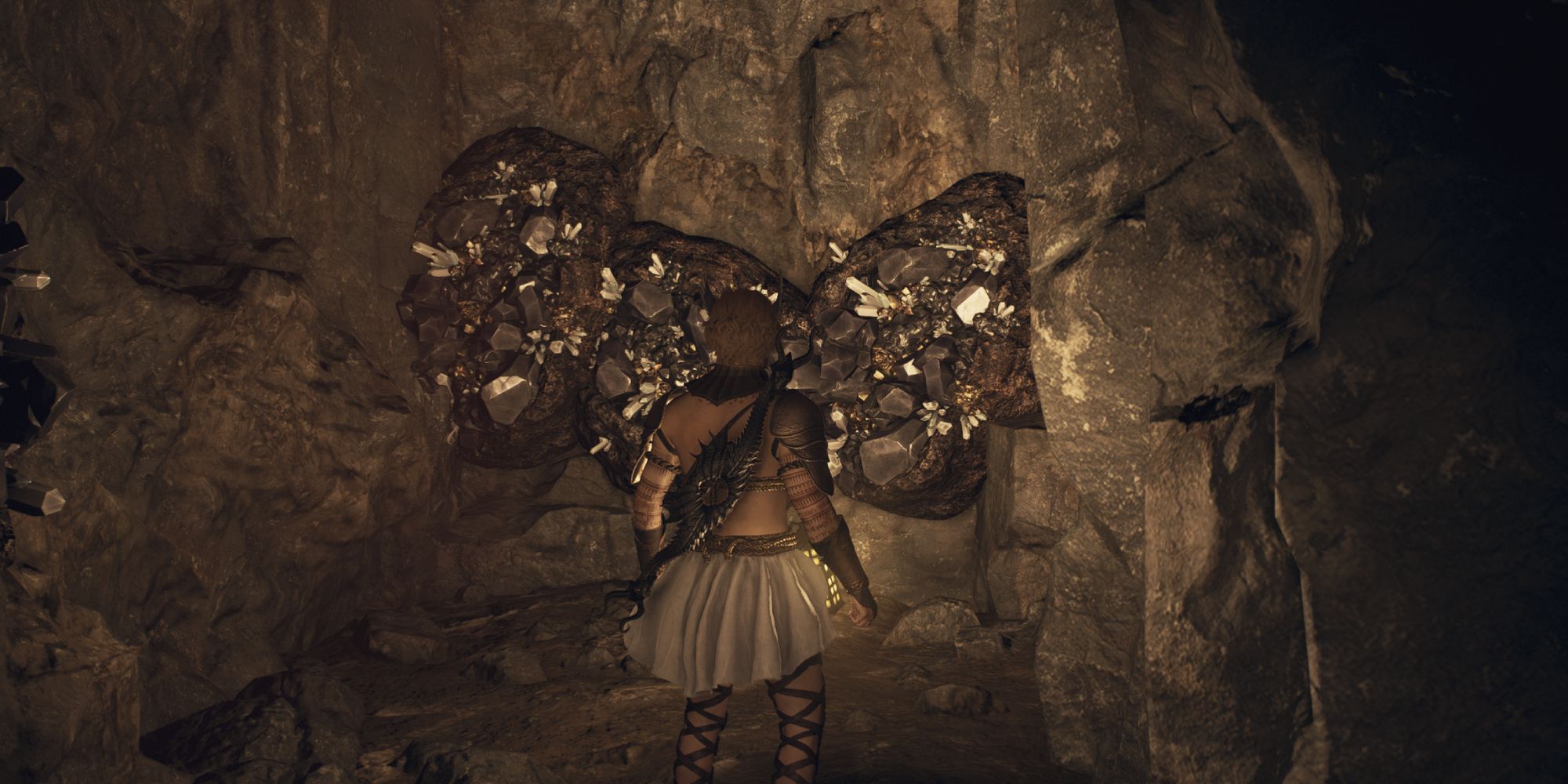 Arisen در مقابل چند تکه سنگ روی دیوار ایستاده است - Dragon's Dogma 2