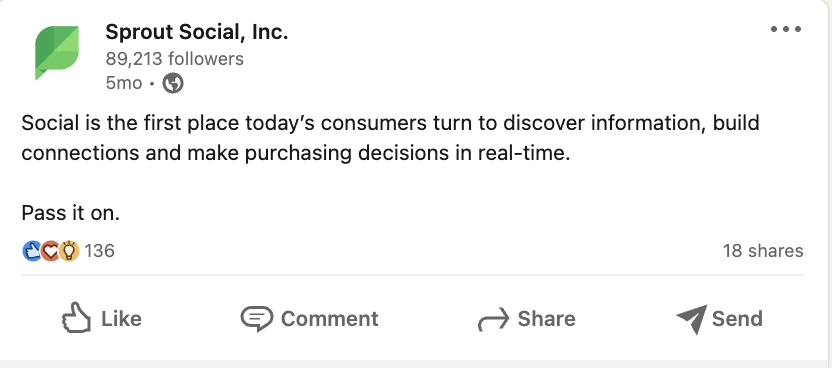 یک اسکرین شات از یک پست Sprout Social LinkedIn که می‌خواند، "اجتماعی اولین جایی است که مصرف کنندگان امروزی برای کشف اطلاعات، ایجاد ارتباطات و تصمیم گیری خرید در زمان واقعی روی می آورند.  آن را منتقل کنید."