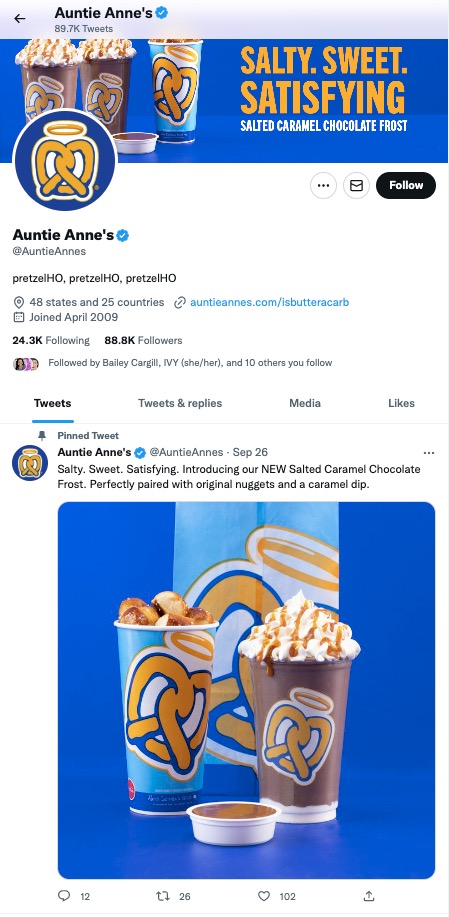 اسکرین شات از حساب توییتر عمه آن.  هم عکس روی جلد و هم توییت پین شده، آیتم جدیدی از منو را تبلیغ می‌کنند، شکلاتی کاراملی نمکی. 